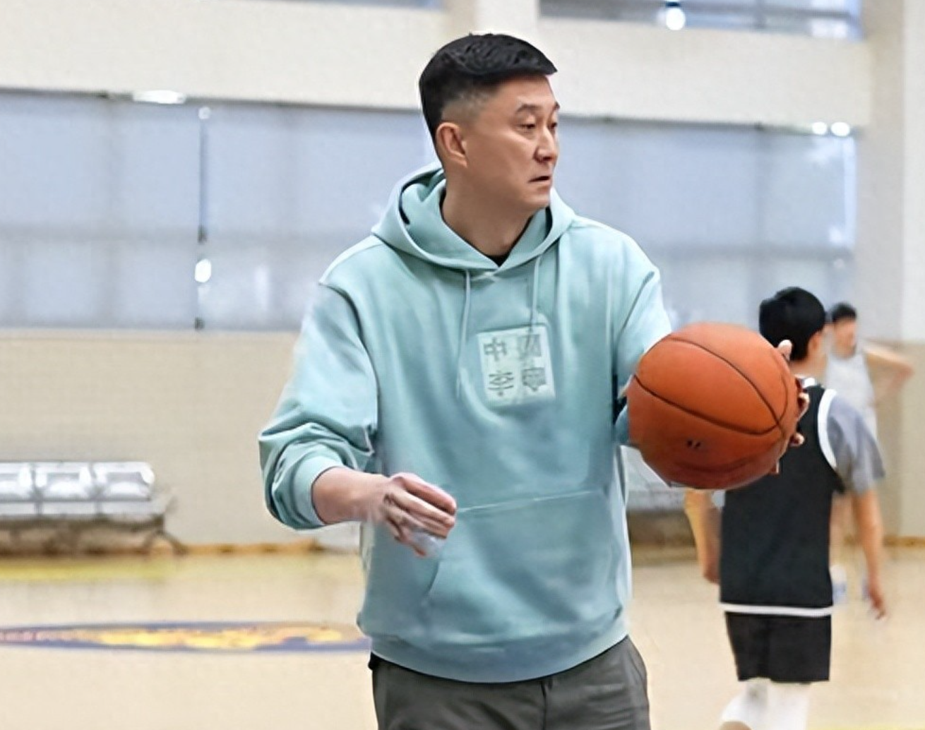 开云平台-广东队训练！胡明轩苦练三分球 杜锋很严肃 徐杰不吭声