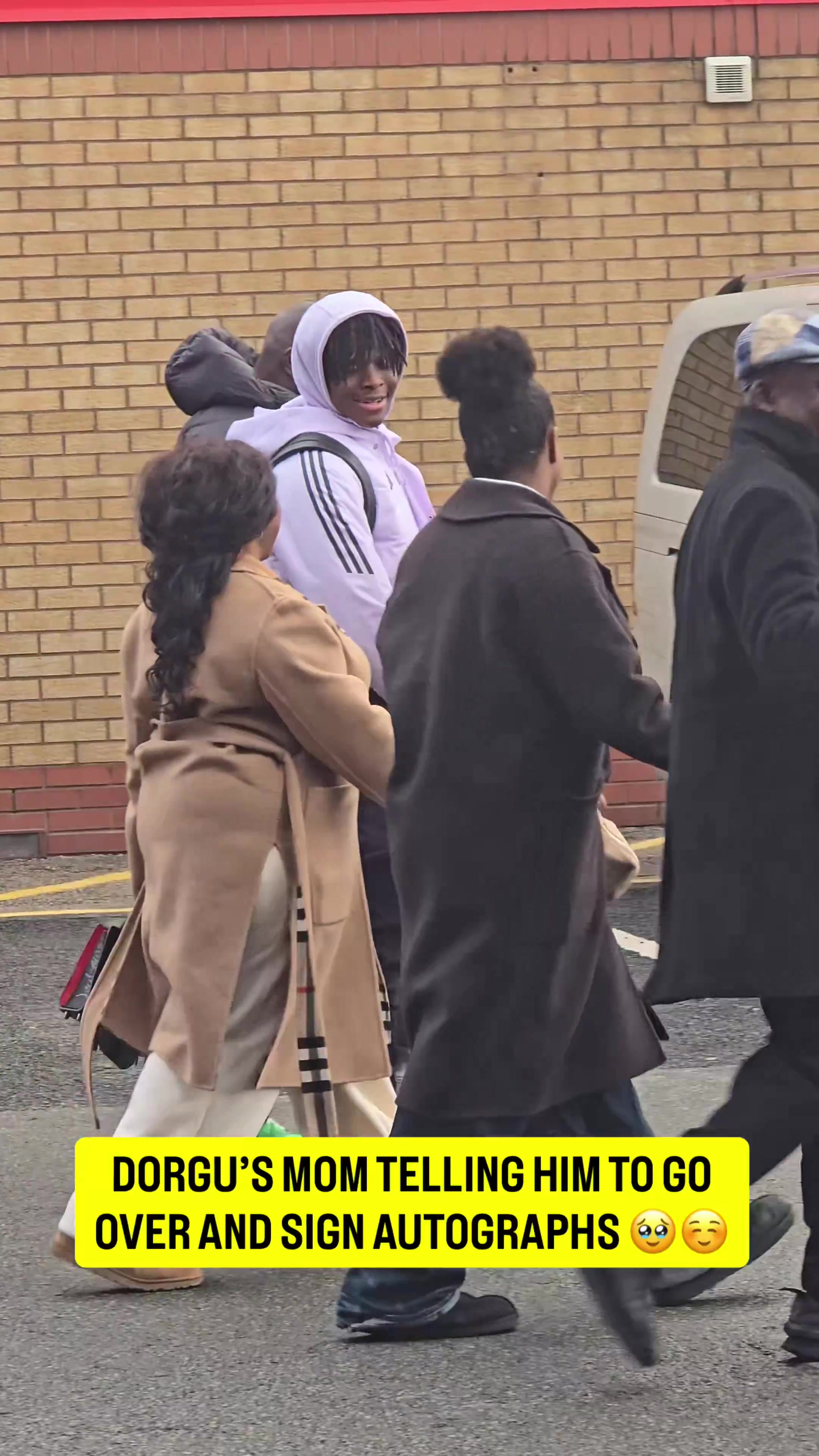 开云体育-听妈妈的话！在母亲的要求下，多尔古为球迷签名